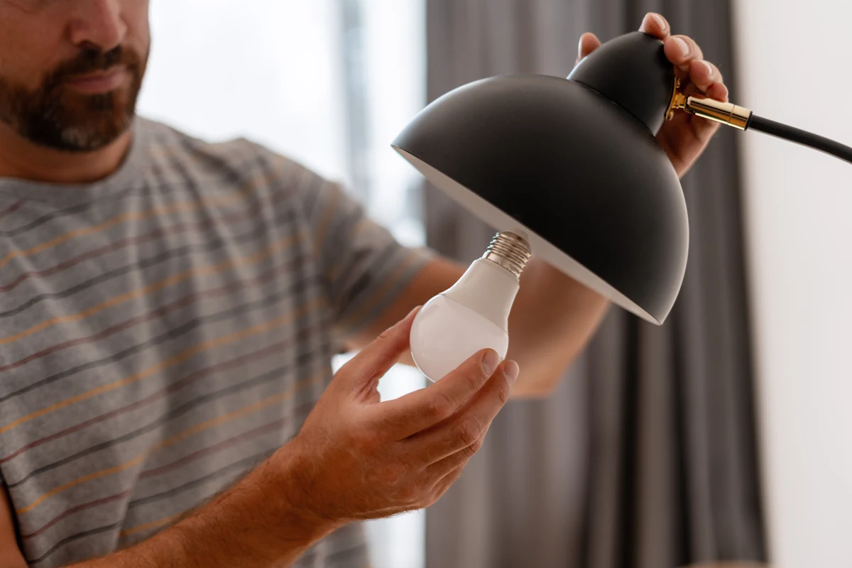 une personne qui regarde une ampoule éteinte