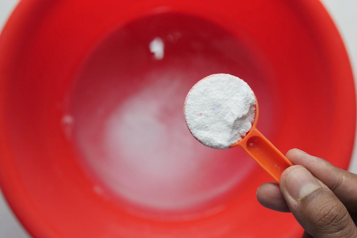 Une personne qui mélange du bicarbonate et le peroxyde d'hydrogène