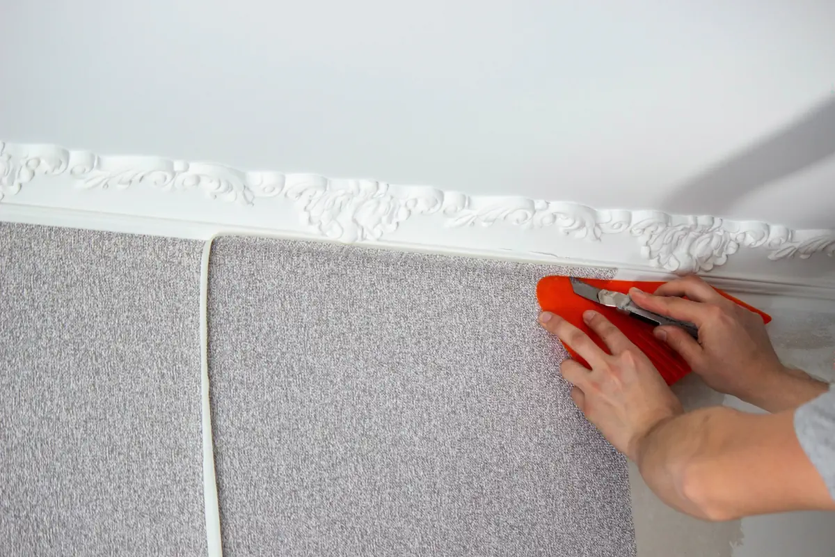 Une personne qui installe un cache-fil