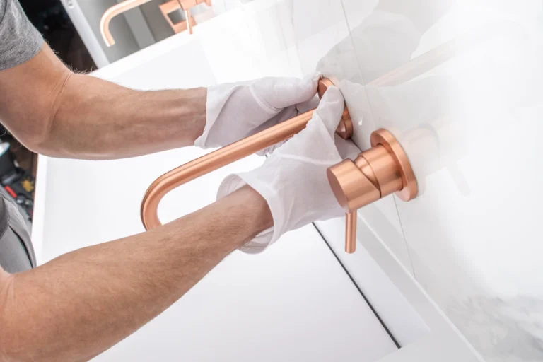Un homme qui répare une tuyauterie en cuivre