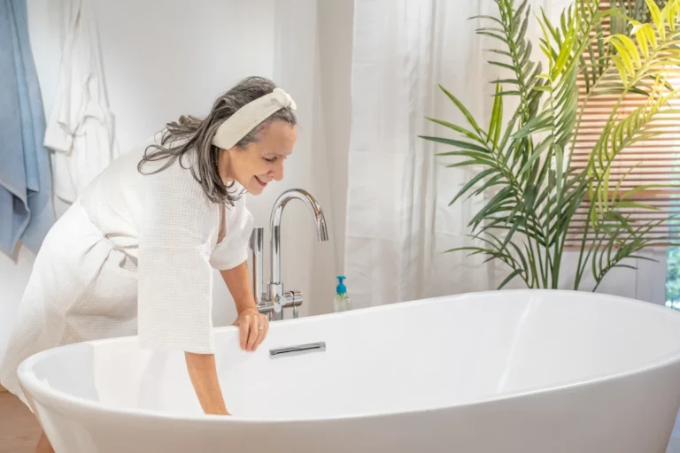 Une femme qui nettoie une baignoire