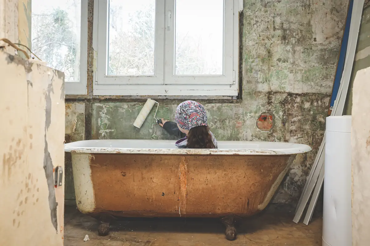 Une baignoire avec des traces de rouille